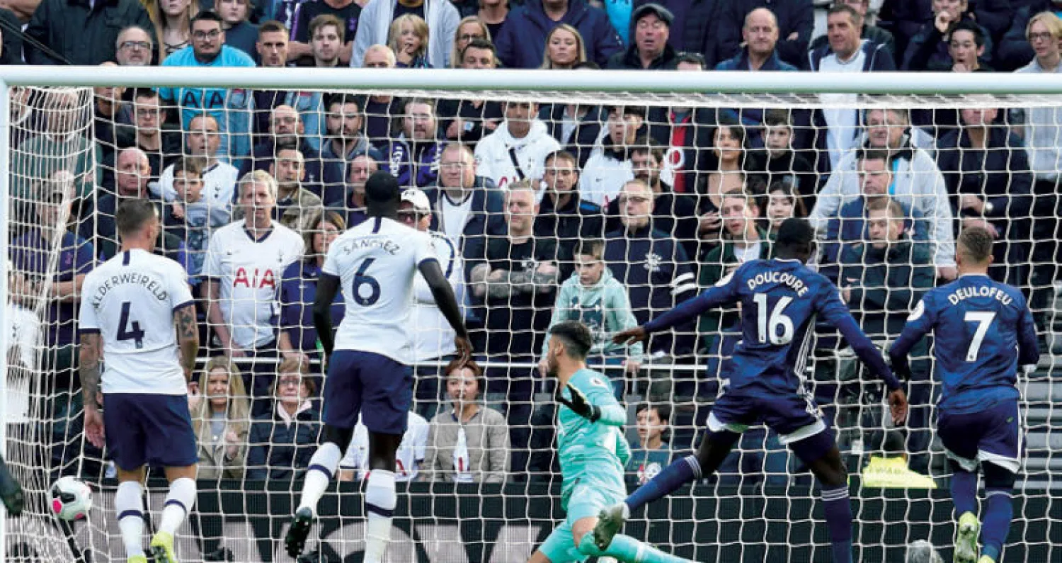 عبد الله دوكوري (رقم 16) لاعب واتفورد يسجل هدف فريقه الصادم في مرمى توتنهام (أ.ف.ب)