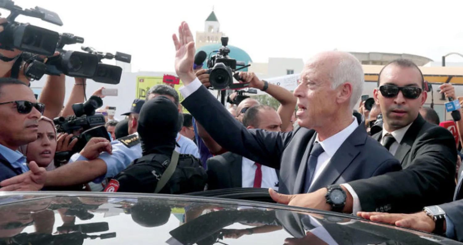 الرئيس التونسي قيس سعيد يحيّي بعض أنصاره (إ.ب.أ)