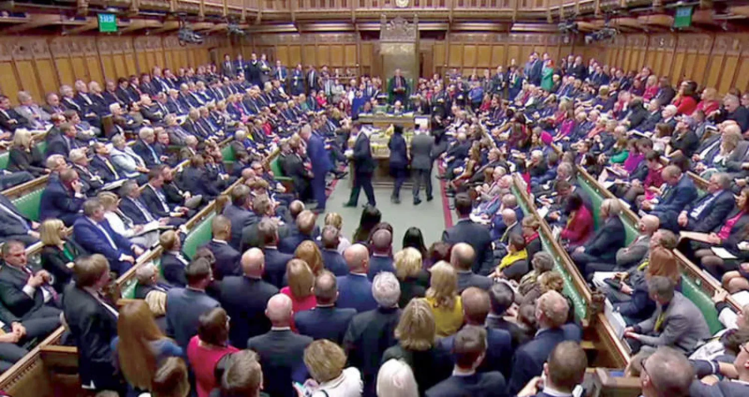 البرلمان عند إعلان التصويت على التأجيل (رويترز)