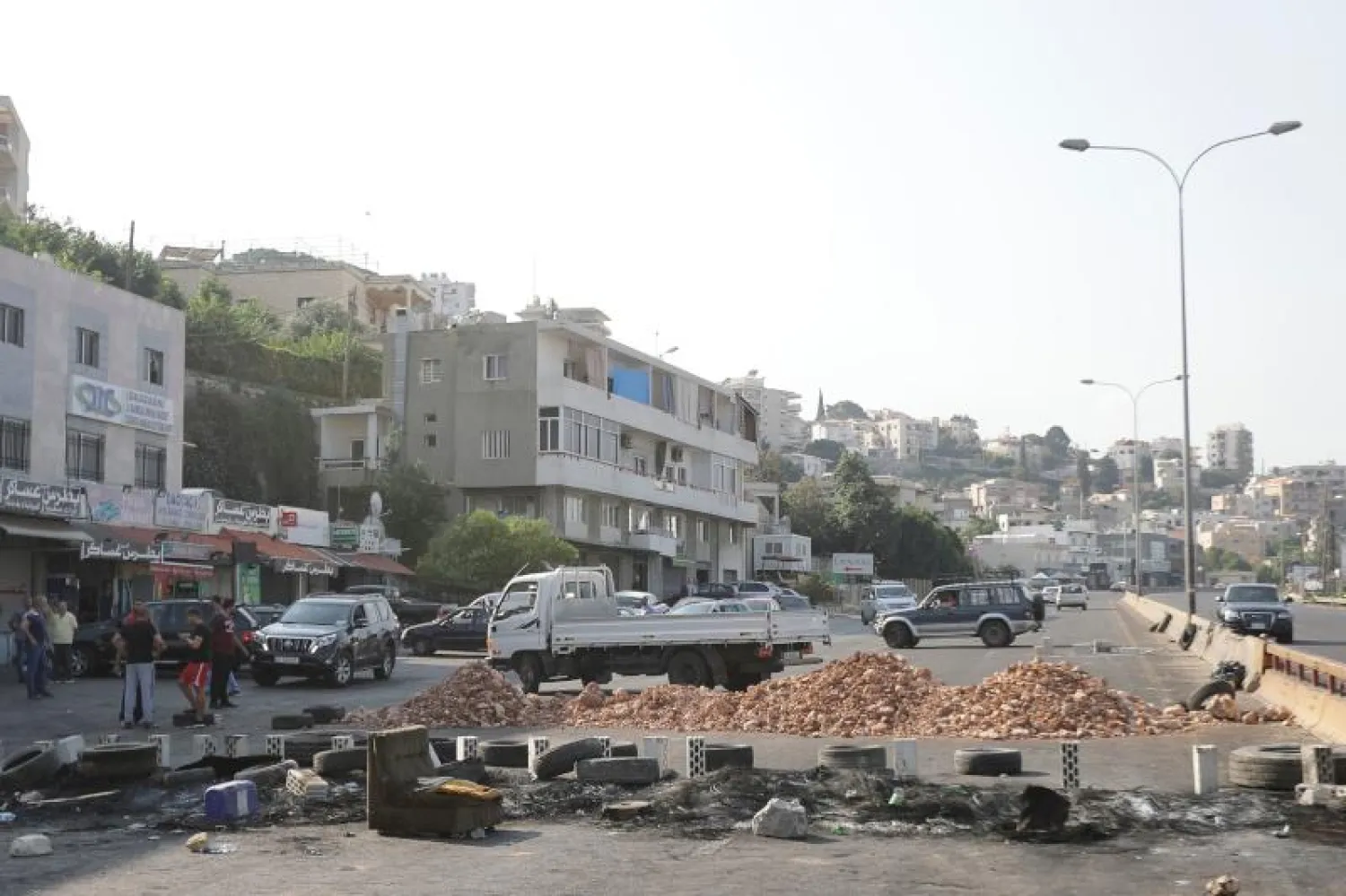 متظاهرون يقطعون الطريق العام في شمال لبنان (أ.ف.ب)