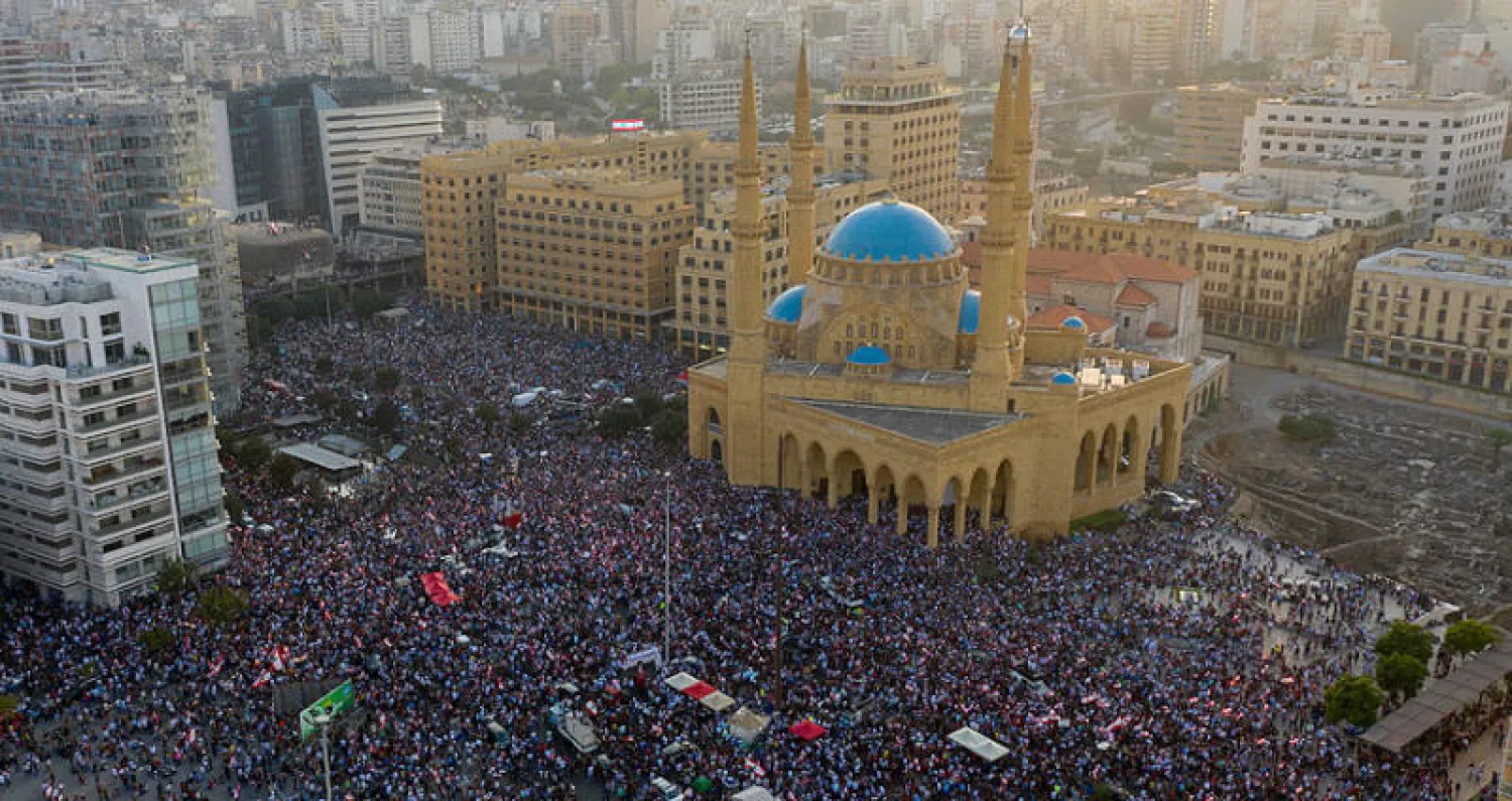 حشد ضخم من المتظاهرين وسط بيروت في اليوم الرابع للاحتجاجات الشعبية أمس (إ.ب.أ)