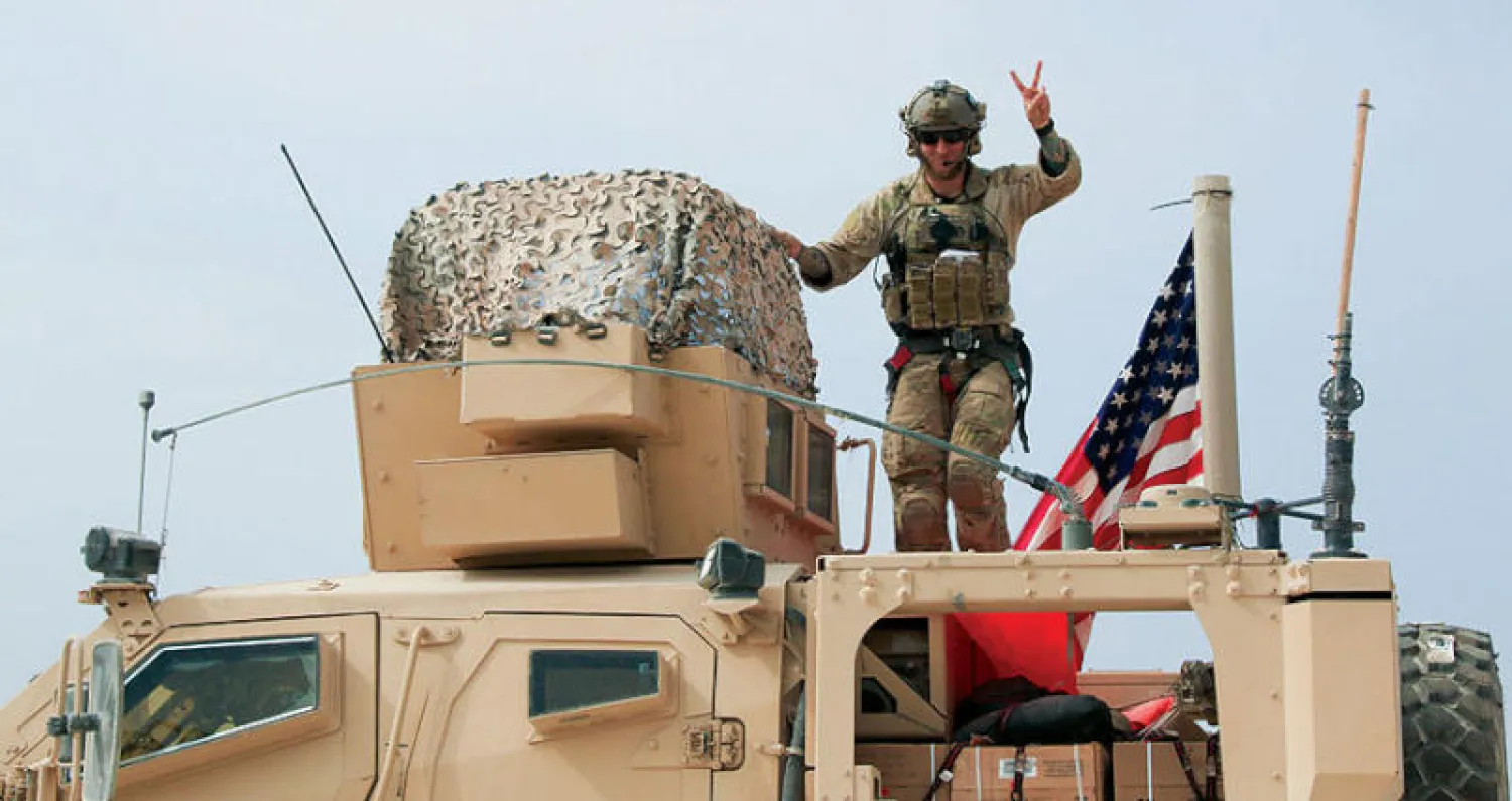 إشارة نصر من جندي أميركي أثناء مرور قوات بلاده المنسحبة قرب تل تمر أمس (أ.ب)