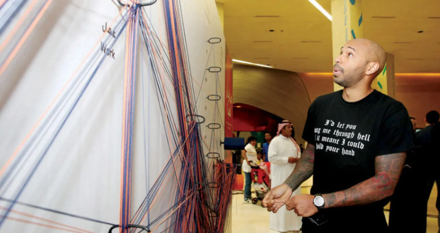 هنري خلال تجوله في مركز «إثراء» بالظهران (تصوير: عيسى الدبيسي)