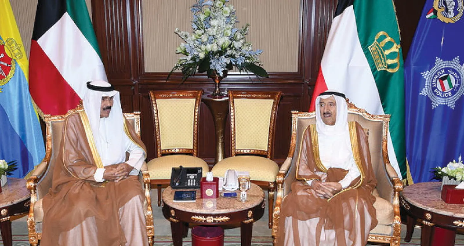 أمير الكويت الشيخ صباح الأحمد مستقبلاً ولي عهده الشيخ نواف الأحمد (كونا)
