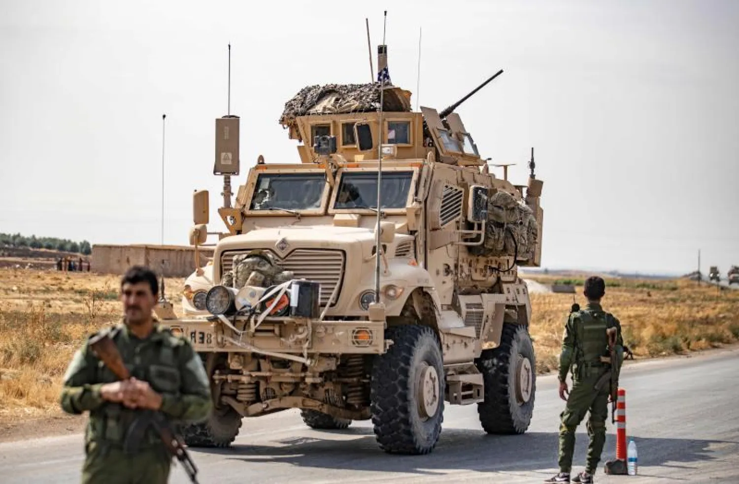 مركبة عسكرية أميركية في مدينة تل تمر السورية (أ.ف.ب)