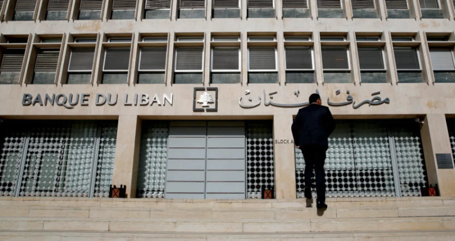 تتخوف المصارف من تمدد جزء من هلع الأسواق إلى محفظة ودائع غير المقيمين التي حافظت على استقرار نسبي في الأوقات السابقة (أ.ب)