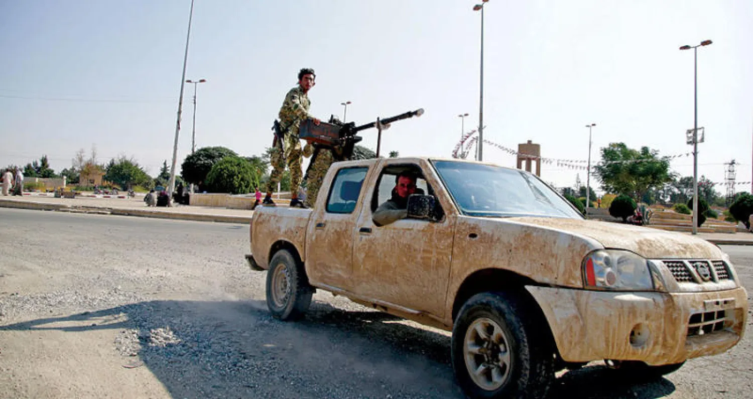 مقاتلون سوريون معارضون تدعمهم تركيا قرب تل أبيض شمال شرقي سوريا أمس (أ.ف.ب)