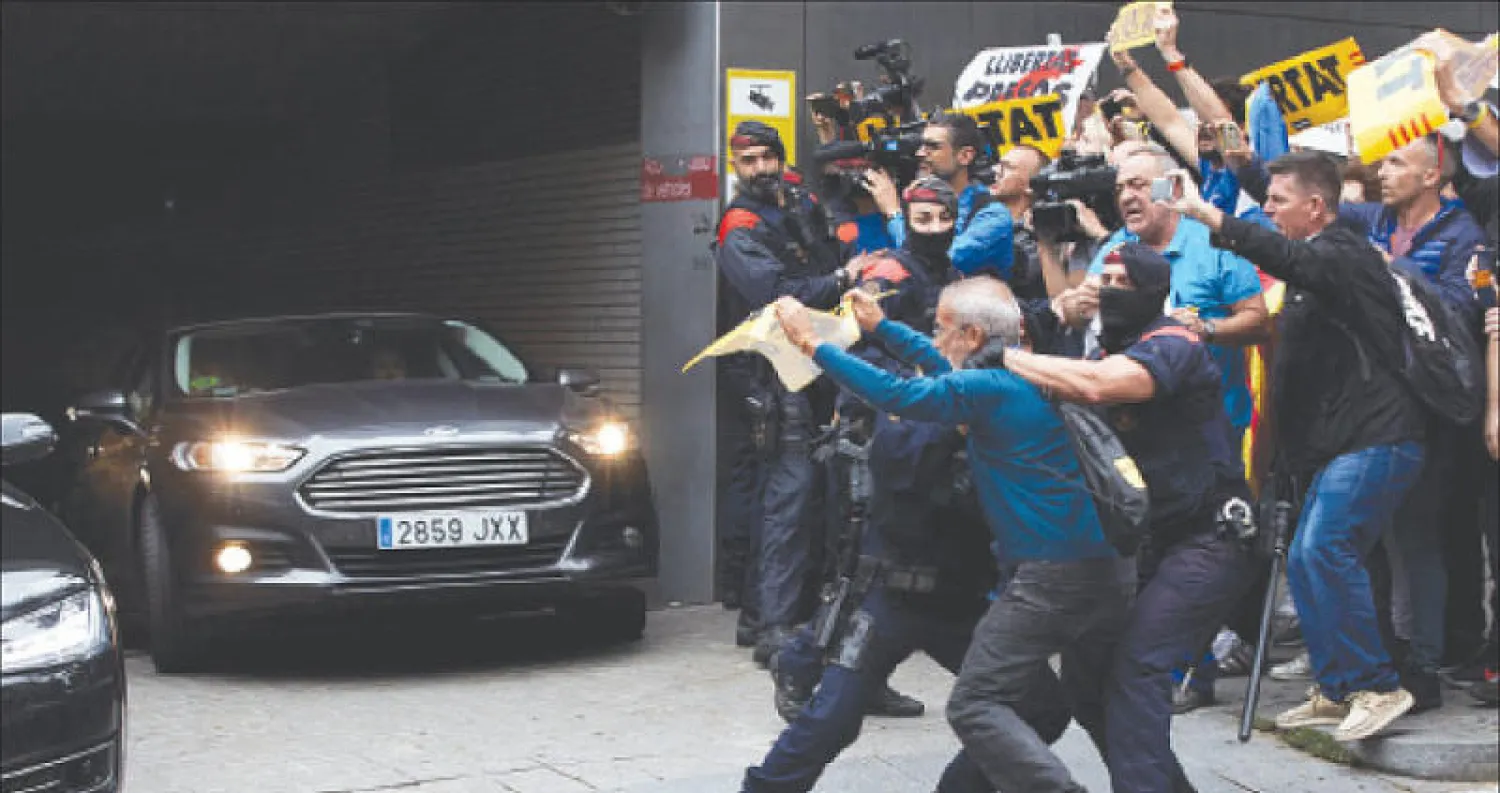 الأمن يزيح متظاهرين اقتربوا من موكب رئيس الحكومة سانتشيز في برشلونة أمس (إ.ب.أ)