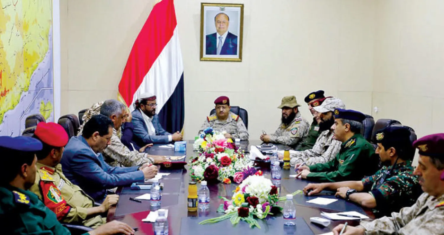 وزير الدفاع اليمني وقائد قوات التحالف العربي بمأرب خلال انعقاد اللجنة الأمنية والعسكرية بمحافظة مأرب أمس لمناقشة الأوضاع والمستجدات الأمنية والعسكرية (سبأ نت)