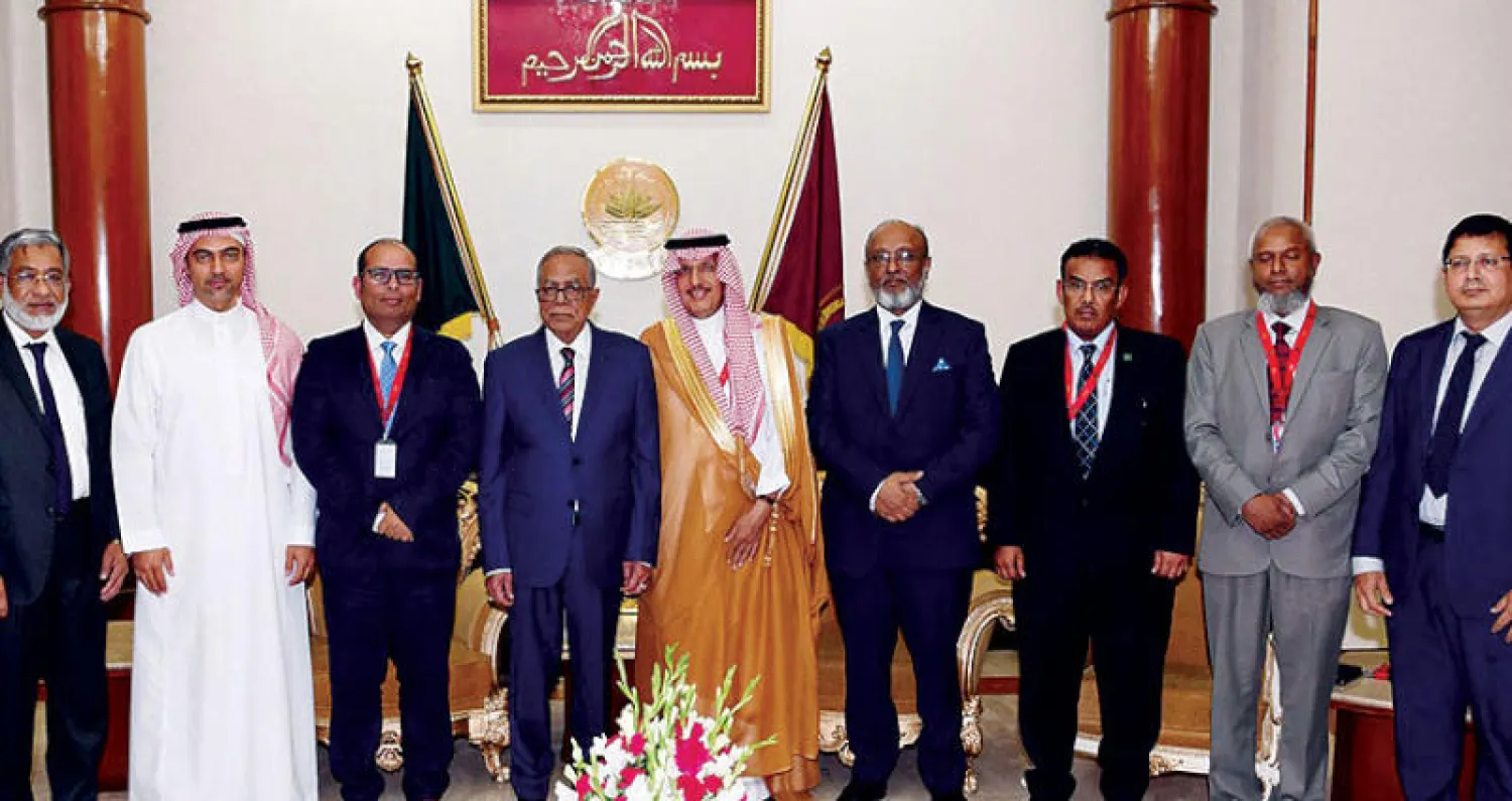 رئيس «أكوا باور» ورئيس مجلس تنمية الطاقة في بنغلاديش مع ممثلي الجهتين خلال توقيع الاتفاقية (الشرق الأوسط)