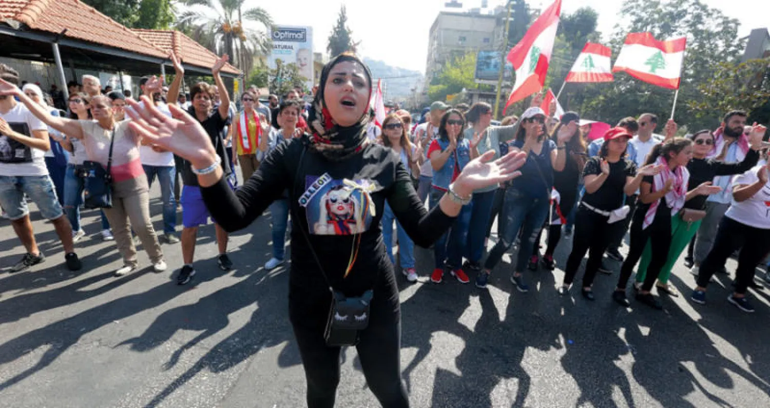 جانب من مظاهرة في مدينة صور بجنوب لبنان أمس (رويترز)