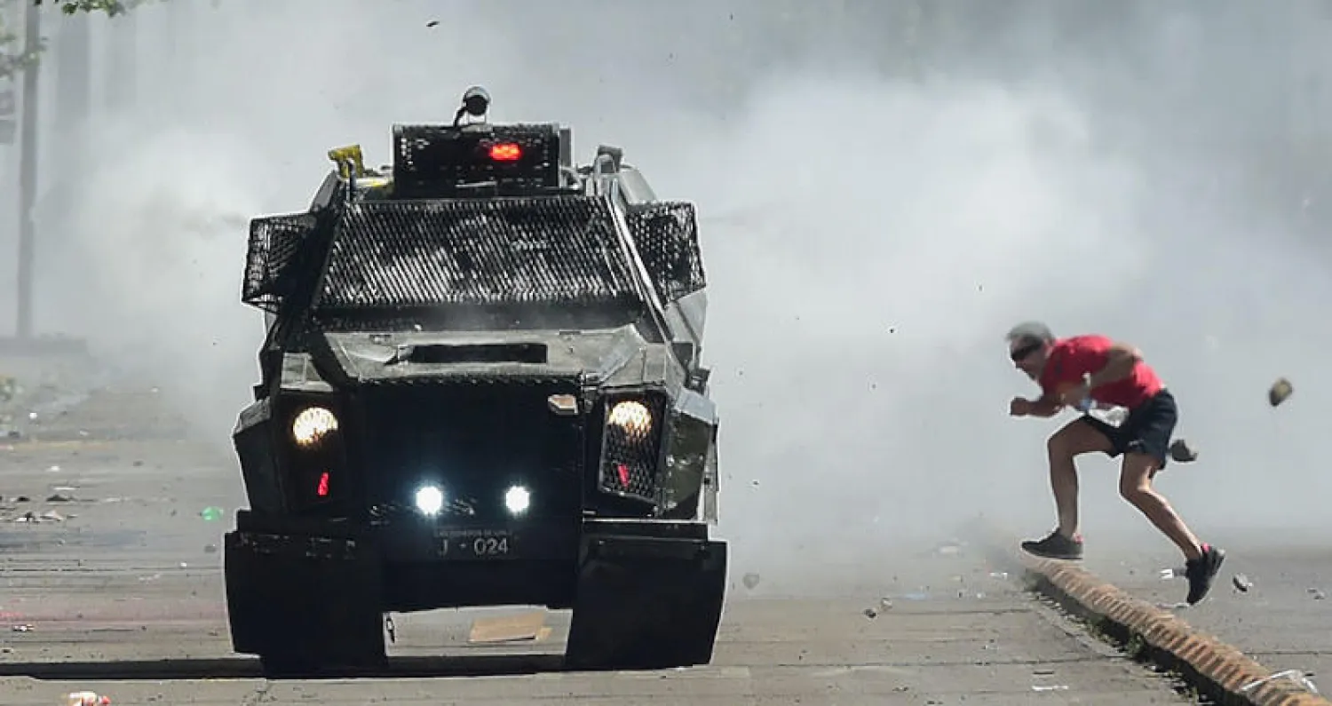 الاحتجاجات تمتد إلى عدد من المدن الأخرى ونقابات التعدين دعت إلى تنظيم إضراب عام اليوم الأربعاء (أ.ف.ب)