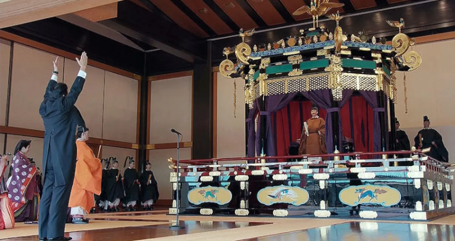 رئيس الوزراء الياباني يقود مراسم تحية الإمبراطور ناروهيتو خلال مراسم التتويج أمس (أ.ب)