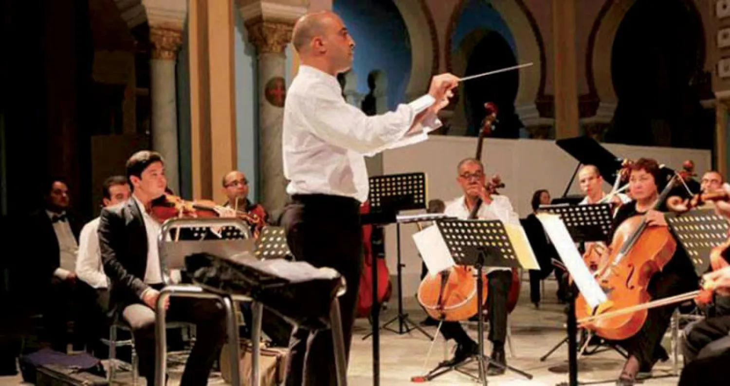 الفنان التونسي شادي القرفي في قيادة الفرقة الأوركسترالية