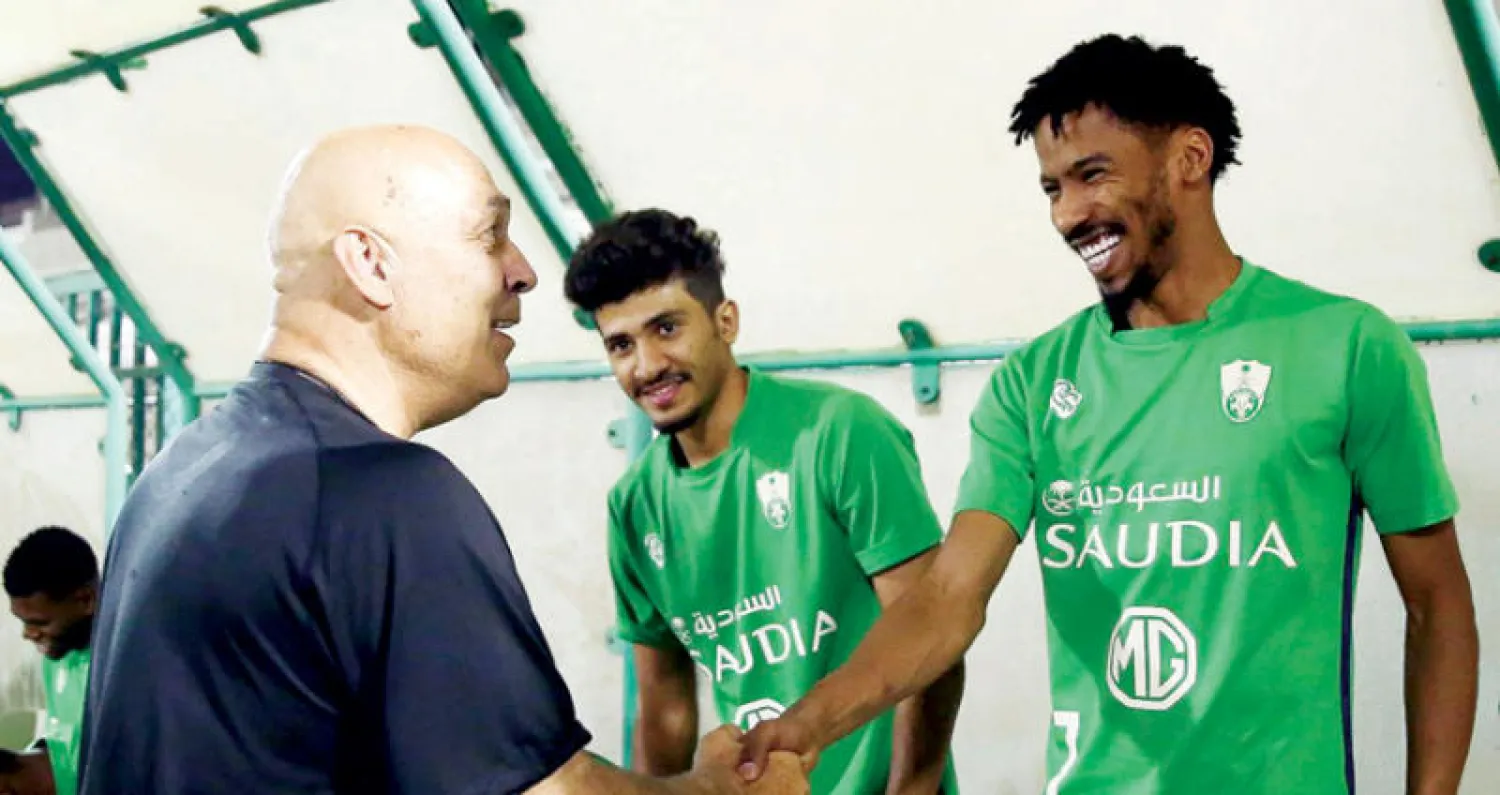 غروس في حديث باسم مع اللاعب سلمان المؤشر (الشرق الأوسط)