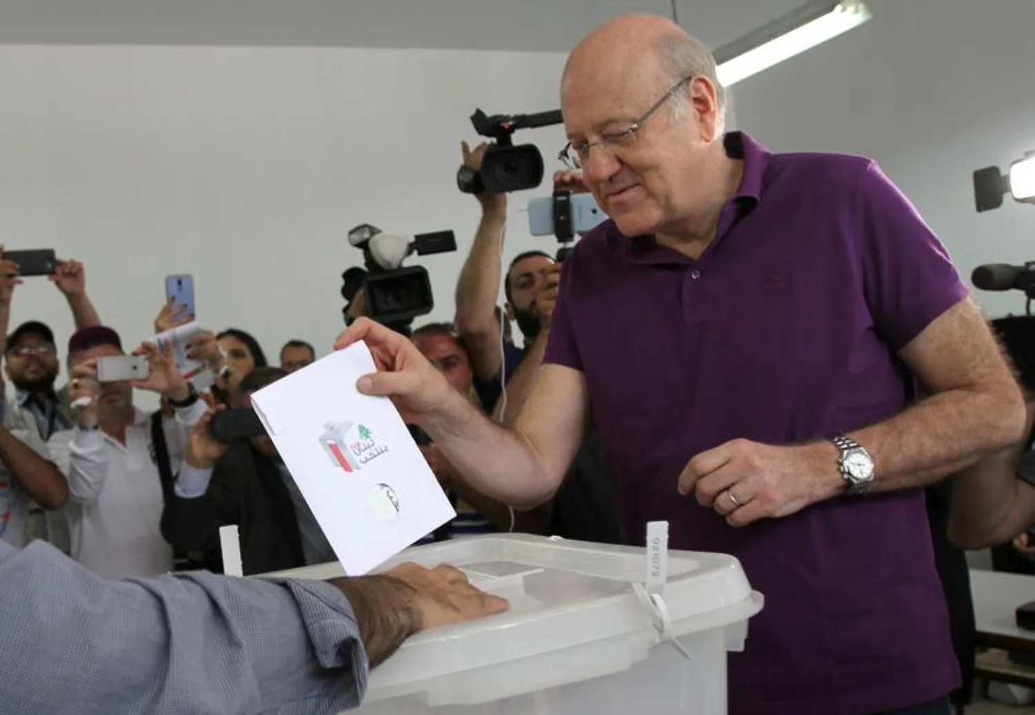 Lebanon's former Prime Minister and a candidate for the parliamentary election Najib Mikati, casts his vote at a polling station in Tripoli, northern Lebanon, May 6, 2018. REUTERS/Omar Ibrahim
