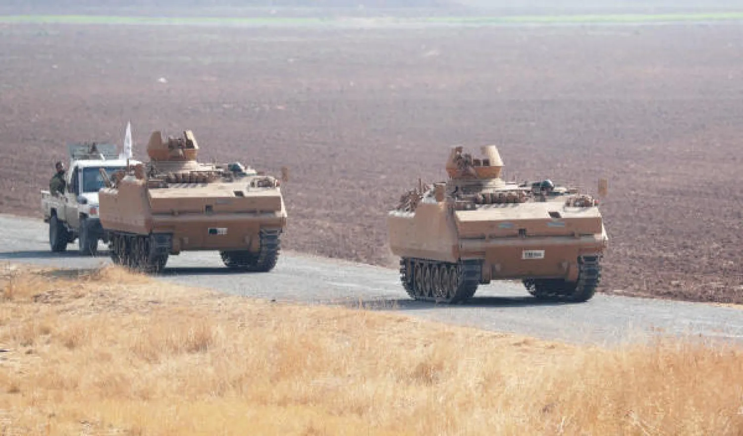 مسلحون موالون لتركيا خلال توغلهم في الأراضي السورية (أ.ف.ب)