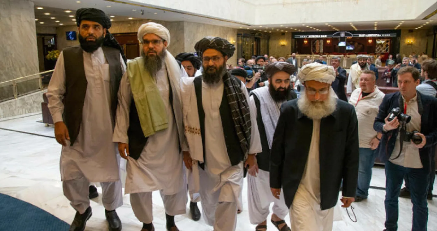 الملا عبد الغني برادار زعيم «طالبان» (الثالث من اليسار) لدى وصوله إلى موسكو على رأس وفد لإجراء مباحثات مع المسؤولين الروس (أ.ب)