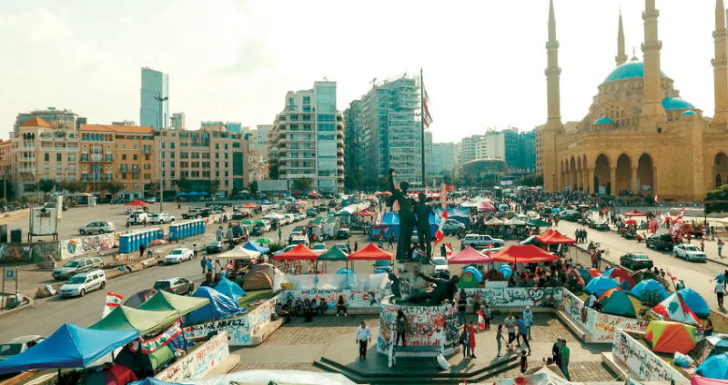 خيام المشاركين في الحراك الشعبي في ساحة الشهداء بوسط بيروت أمس (أ.ف.ب)