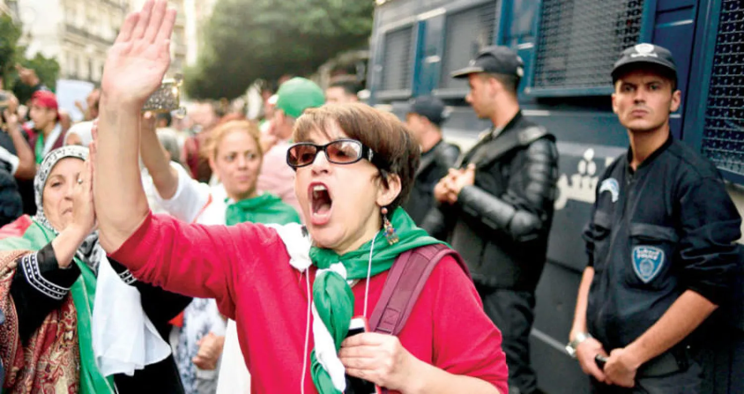 جانب من المظاهرات التي شهدتها العاصمة الجزائرية أمس (أ.ف.ب)