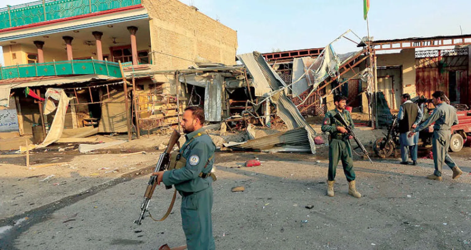 جنود من الجيش الأفغاني في جلال آباد شرق أفغانستان عقب وقوع تفجير انتحاري (رويترز)