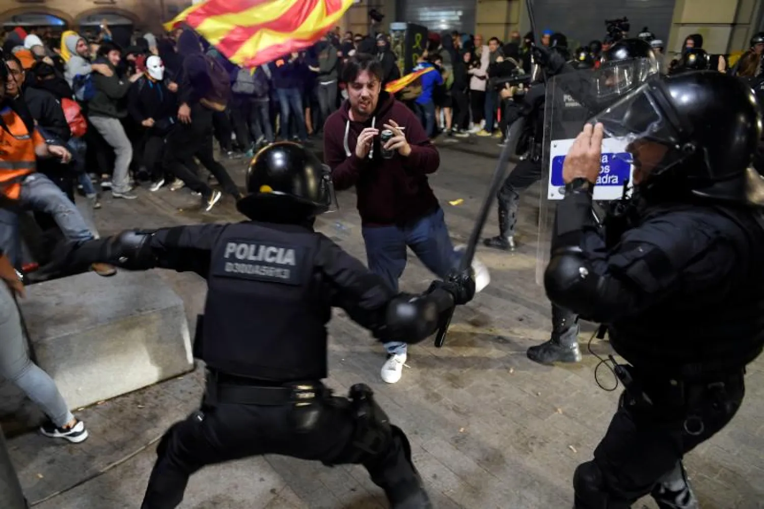 مواجهات بين الشرطة والمحتجين في برشلونة (أ.ف.ب)