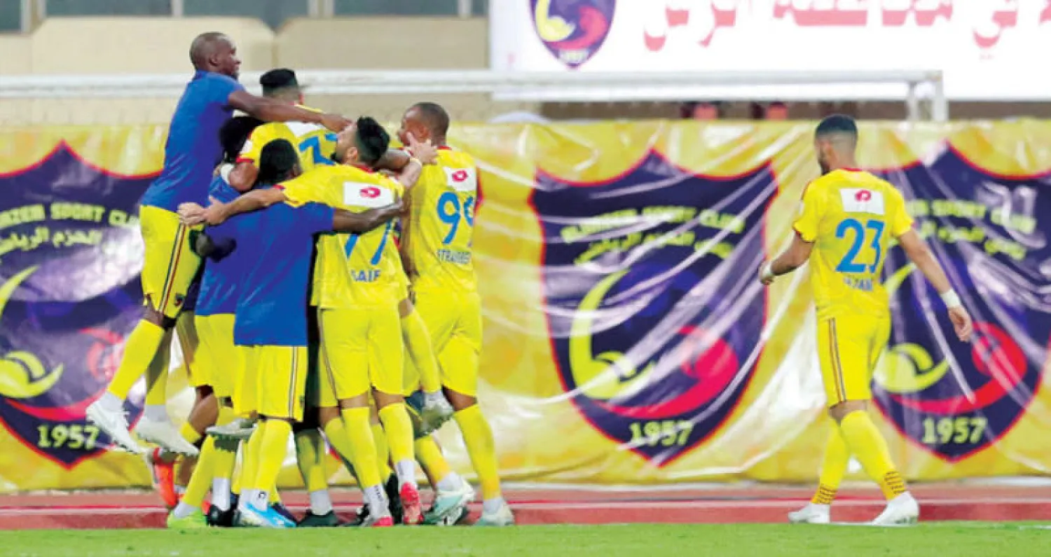 لاعبو الحزم يحتفلون بهدف الفوز أمام الأهلي (تصوير: علي الظاهري)