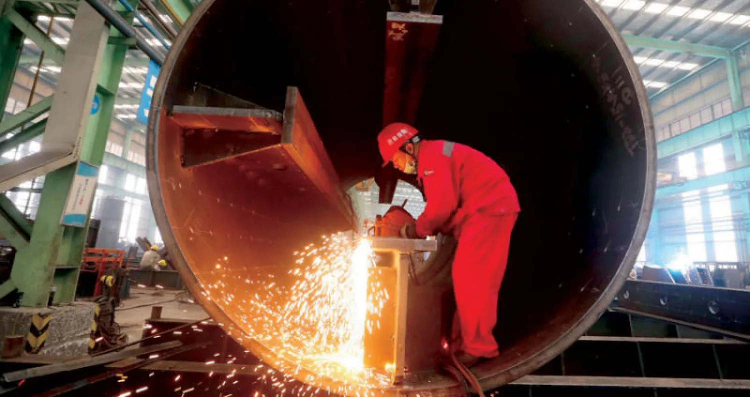 عامل في إحدى شركات الصلب في مقاطعة سيتشوان الصينية (رويترز)