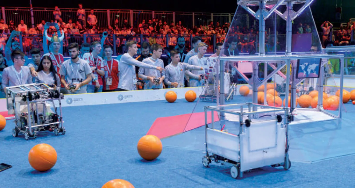 الوزير القرقاوي خلال حديثه مع المخترع وخبير التكنولوجيا ورائد الأعمال الاميركي دين كامين مؤسس البطولة («الشرق الاوسط»)