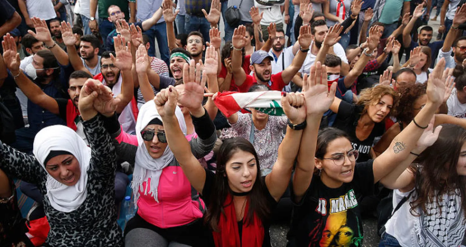 مشاركون في الحراك الشعبي يقطعون طريقاً في وسط بيروت أمس (أ.ب)