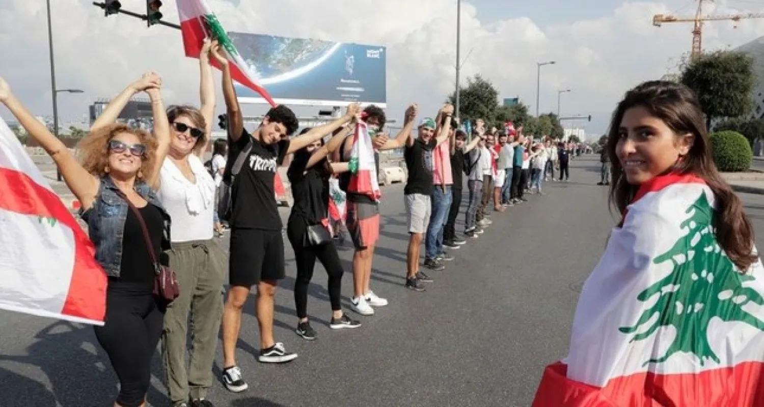 Lebanese protesters hold hands to form a human chain along the coast from north to south, Beirut, Oct. 27, 2019. AFP Photo
