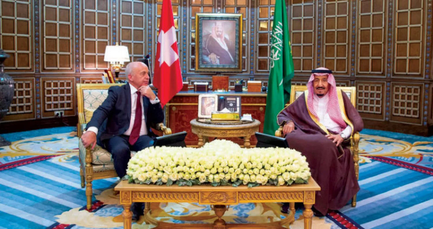 خادم الحرمين الشريفين والرئيس السويسري خلال جلسة المباحثات الرسمية في الرياض أمس  (واس)