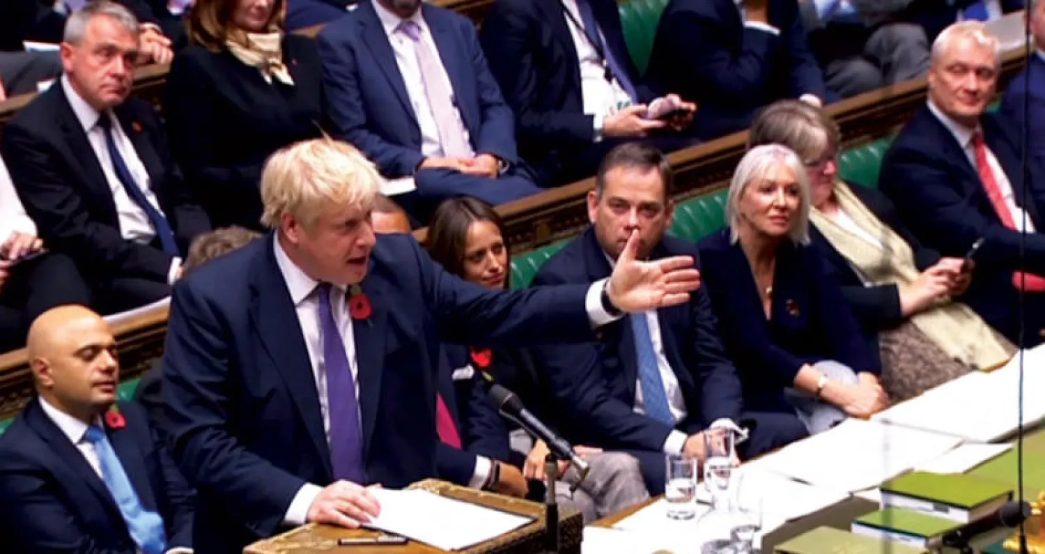 رئيس الوزراء البريطاني خلال نقاش حول «بريكست» في مجلس العموم أمس (إ.ب.أ)