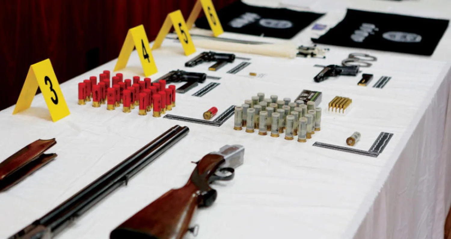 جانب من الأسلحة التي ضُبطت بحوزة الخلية الإرهابية وعرضتها السلطات المغربية أمس (رويترز)
