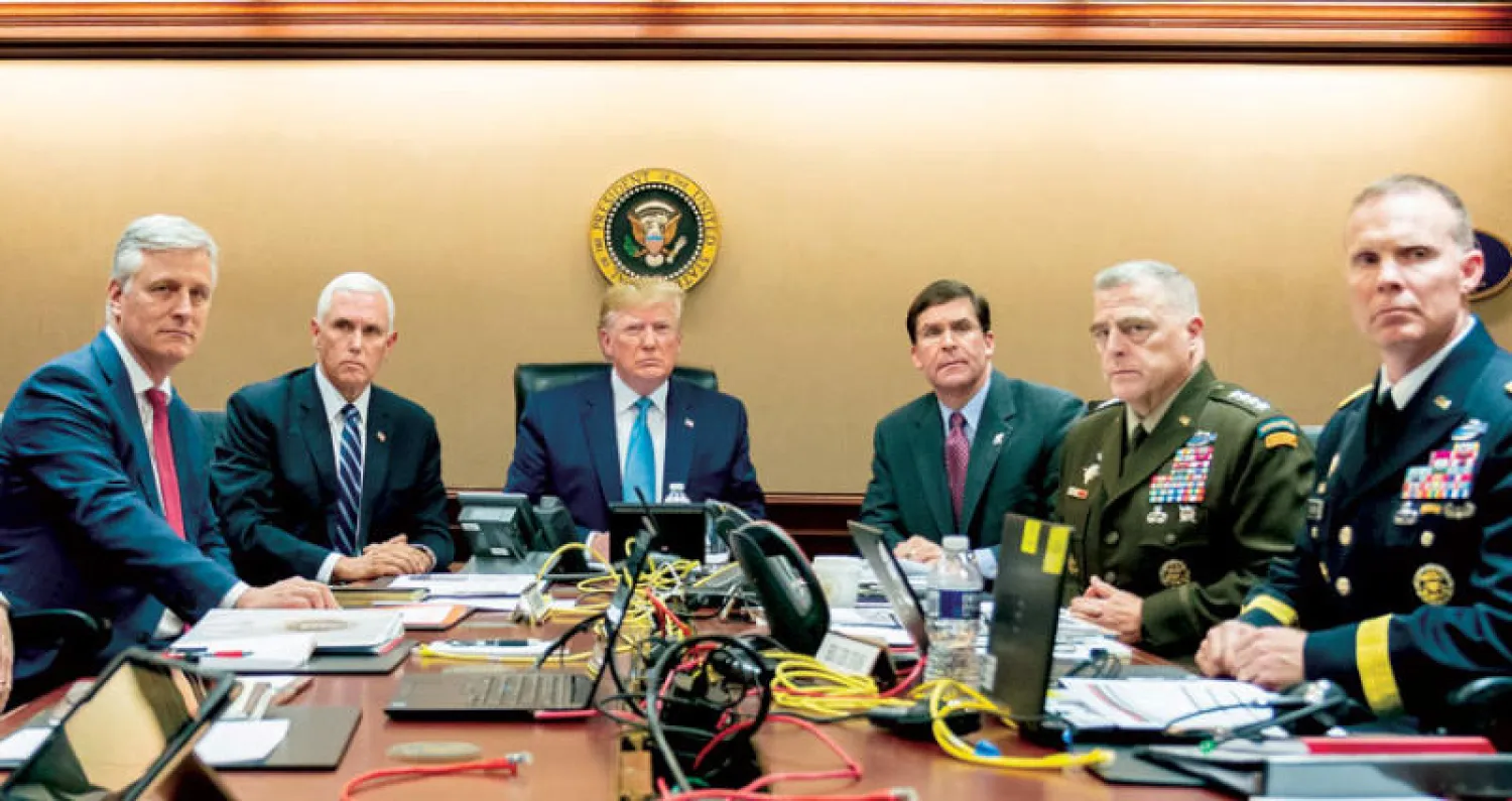 الرئيس الأميركي دونالد ترمب ونائبه مايك بنس ووزير الدفاع مارك إسبر مع أعضاء من فريق الأمن القومي يتابعون في البيت الأبيض اقتحام قوات العمليات الخاصة للمنزل الذي يختبئ فيه البغدادي (رويترز)