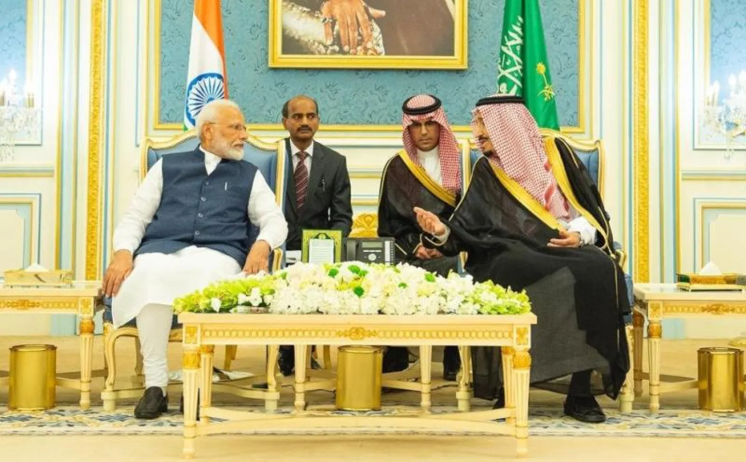 خادم الحرمين خلال استقباله رئيس الوزراء الهندي بالرياض (واس)