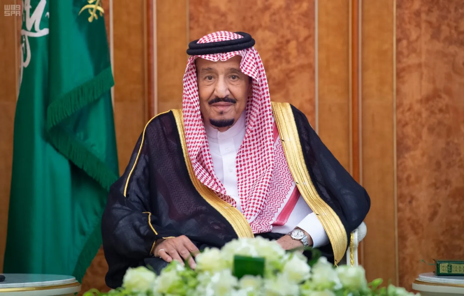 King Salman bin Abdulaziz presides over the swearing in ceremony of the ministers of transportation and foreign affairs.