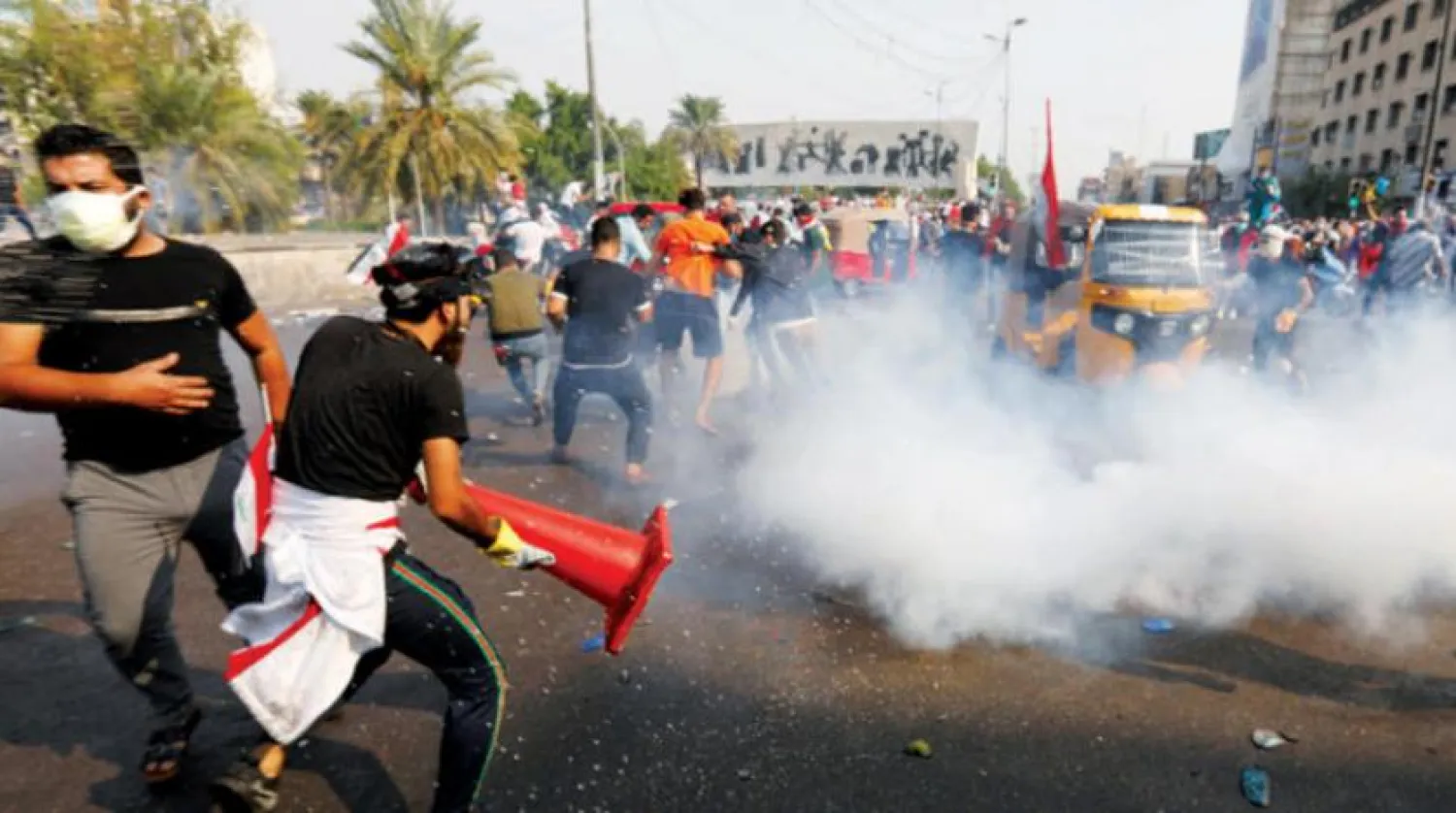 Dün Bağdat'taki Tahrir Meydanı'nda protestocular ile güvenlik güçleri arasında yaşanan çatışmalardan bir kare (Reuters)