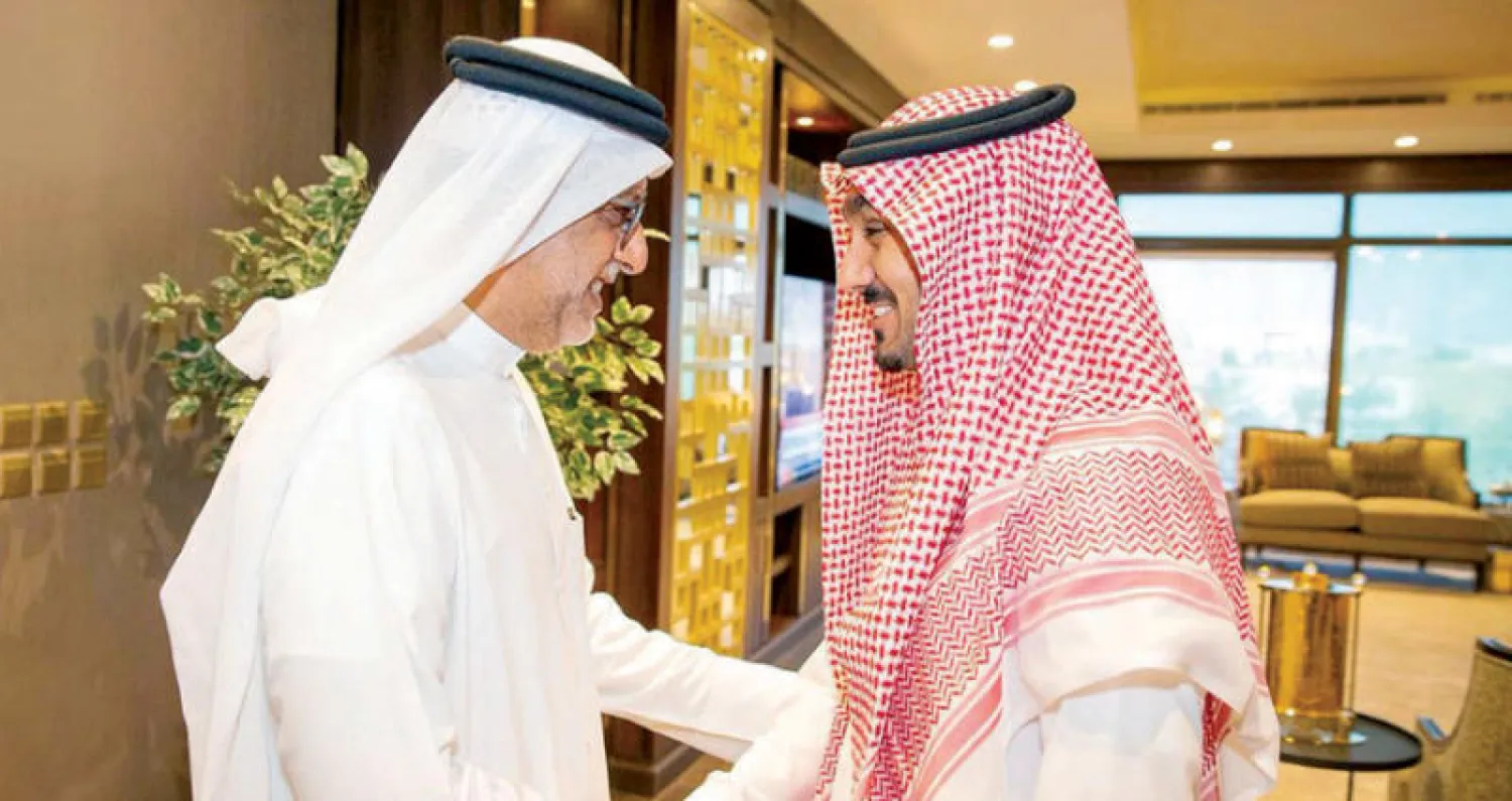 الأمير عبد العزيز الفيصل خلال لقائه الشيخ سلمان آل خليفة في الرياض أمس (الهيئة العامة للرياضة)