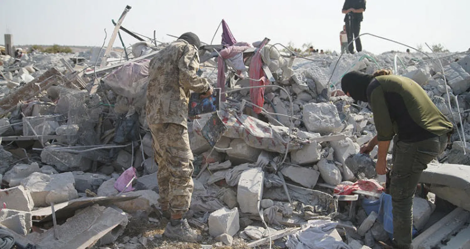 أنقاض المبنى الذي كان يختبئ فيه زعيم (داعش) أبو بكر البغدادي في محافظة إدلب السورية (إ.ب.أ)