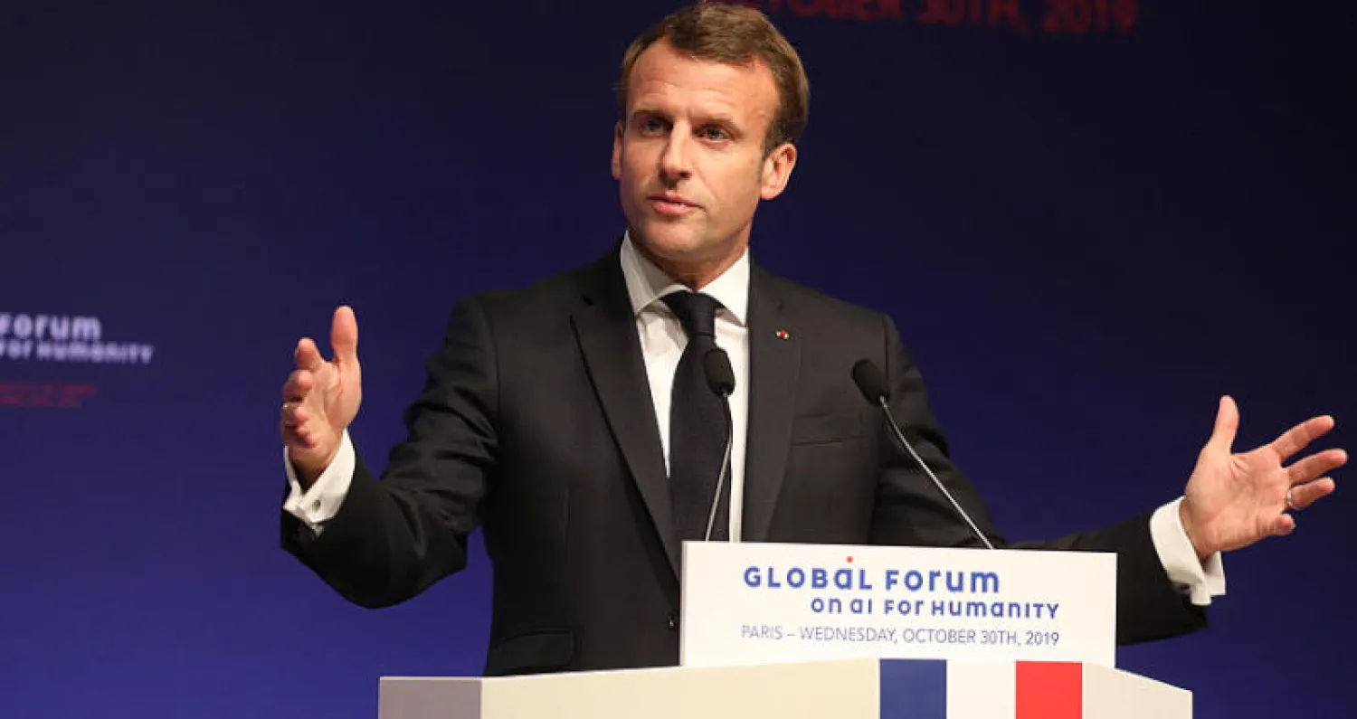 الرئيس الفرنسي لدى إلقائه كلمة أمام مؤتمر «الذكاء الصناعي من أجل الإنسانية» في باريس أمس (إ.ب.أ)