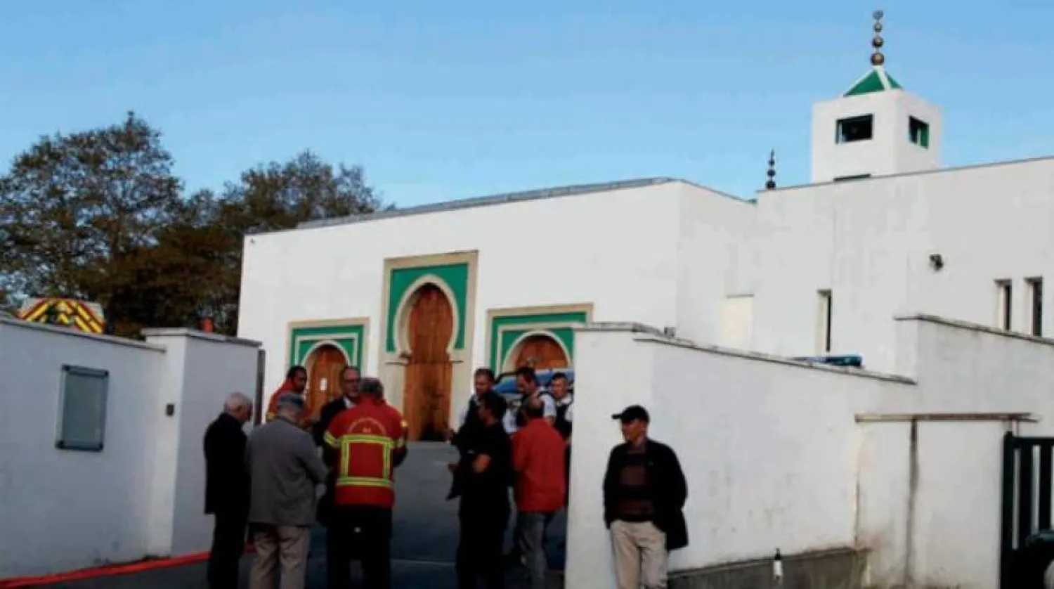 قوات الأمن الفرنسية تقف خارج مسجد بايون بعد هجوم الاثنين (إ.ب.أ)