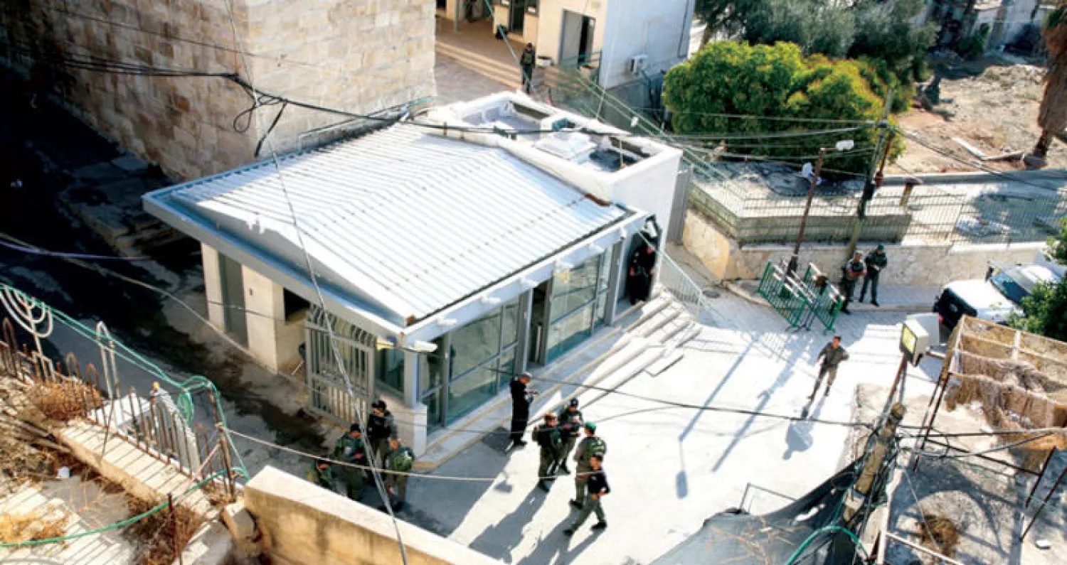 الجيش الإسرائيلي يغلق الحرم الإبراهيمي بعد إصابة فلسطينية بنيران جنوده قرب الحرم أمس (وفا)