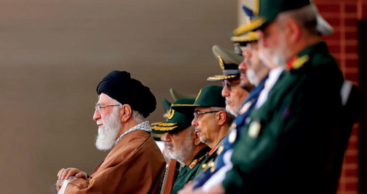 صورة نشرها موقع المرشد الإيراني علي خامنئي وخلفه عدد من قادة القوات المسلحة في حفل تخرج عسكري أمس