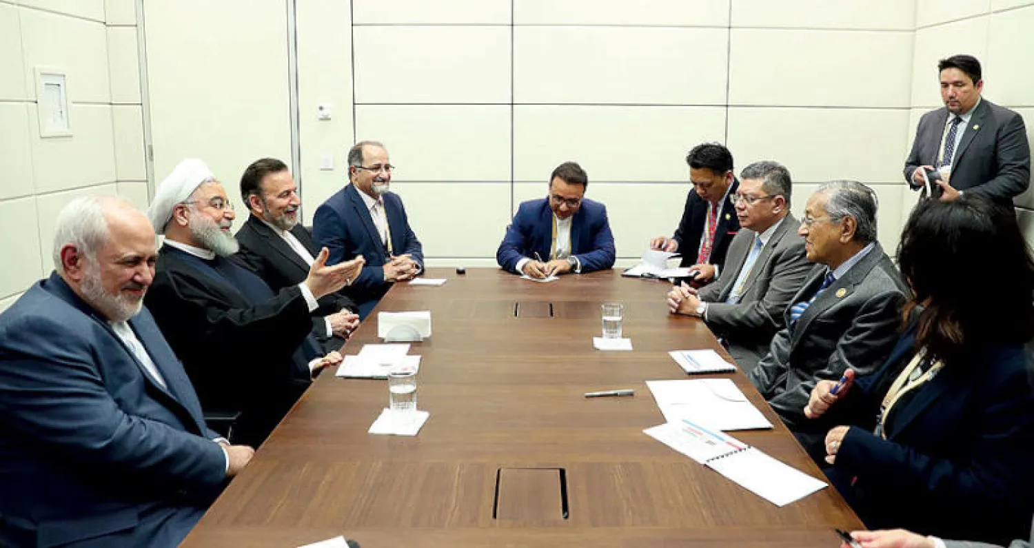 الرئيس الإيراني حسن روحاني ورئيس الوزراء الماليزي مهاتير محمد على هامش قمة دول عدم الانحياز في باكو الأسبوع الماضي (موقع الرئاسة الإيرانية)