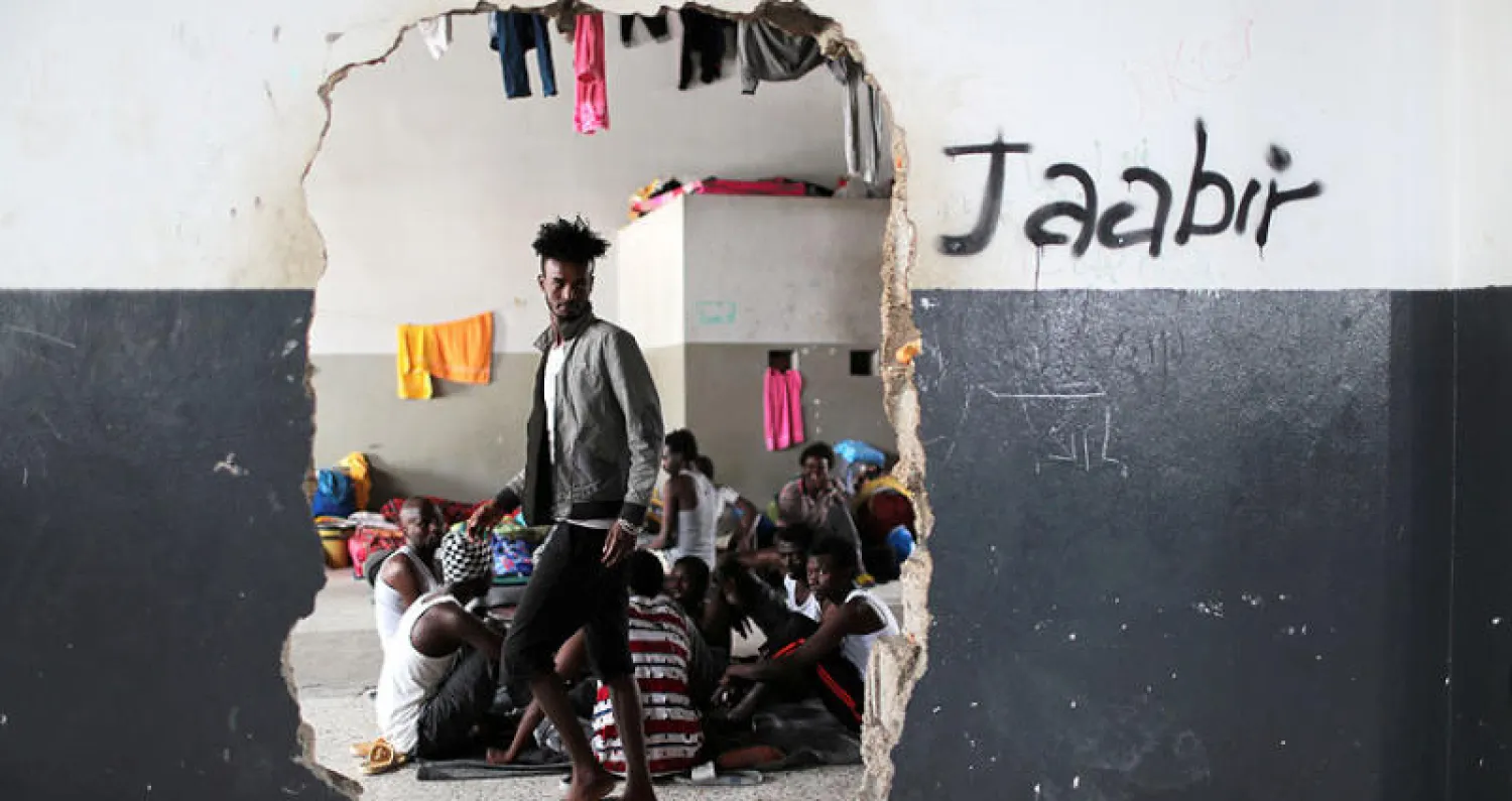 مهاجرون غير شرعيين وسط مركز لاحتجاز اللاجئين في تاجوراء بضواحي طرابلس (رويترز)