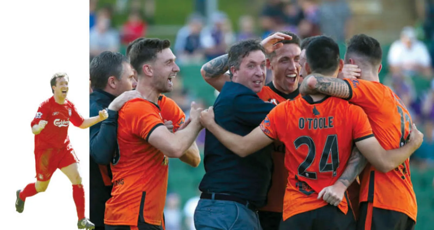 فاولر يحتفل بهدف تعادل فريقه أمام حامل اللقب بيرث غلوري في أول مباراة له على رأس القيادة الفنية لبريسبان رور  -  فاولر عندما كان يتألق مع ليفربول