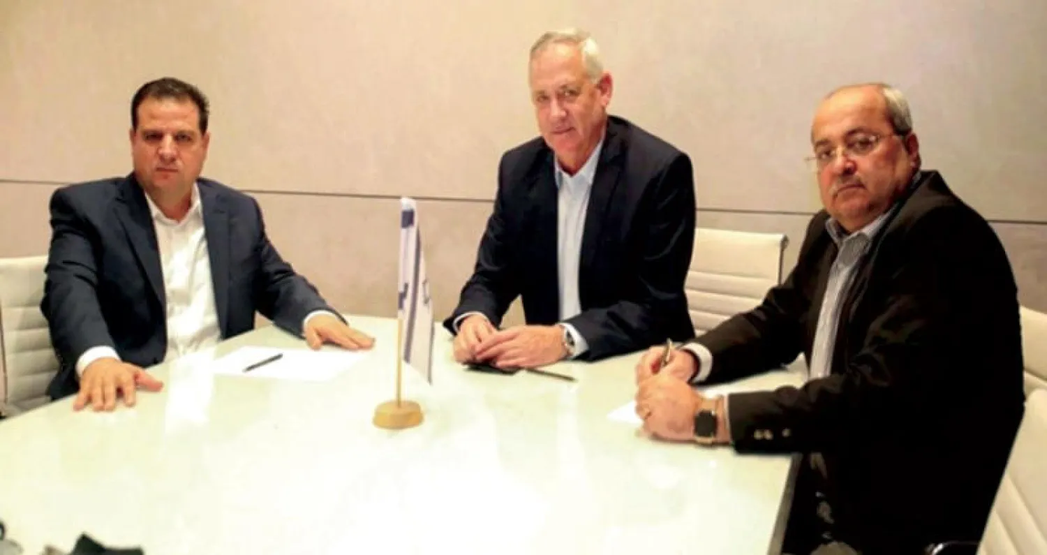 مشاوارت أمس بين غانتس وأيمن عودة وأحمد الطيبي (الشرق الأوسط)