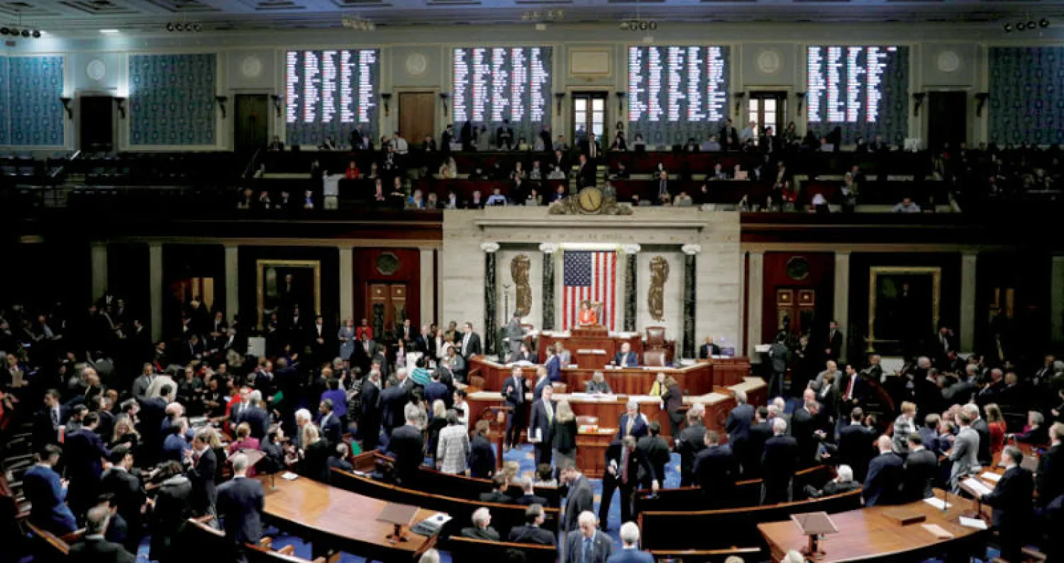جانب من عملية نشر نتيجة تصويت مجلس النواب الأميركي أمس (رويترز)