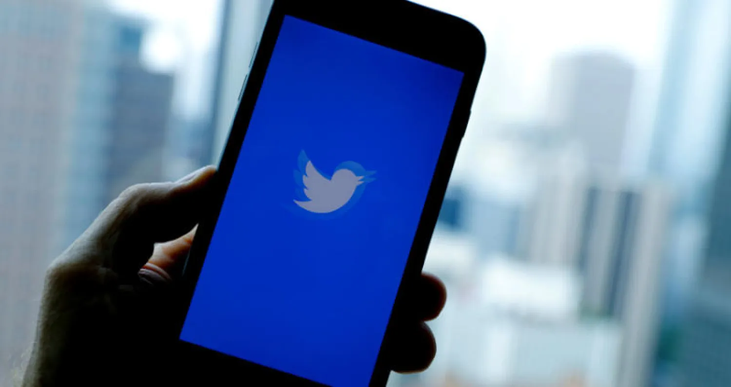 حثت «تويتر» شركات وسائل الإعلام الاجتماعية على إعادة التفكير في كيفية التعامل مع انتشار المعلومات الخاطئة والمضللة على برامجها (رويترز)